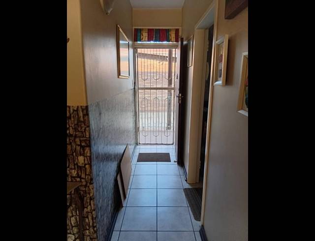 2 BEDROOM APARTMENT FOR SALE IN VANDERBIJLPARK CW 3